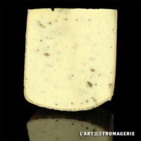 Tomme de vache aux truffes à Vitrolles