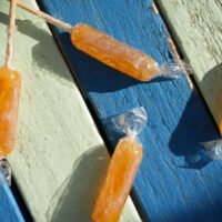 sucettes artisanales au miel de lavande de notre apiculteur en vente directe à Vitrolles